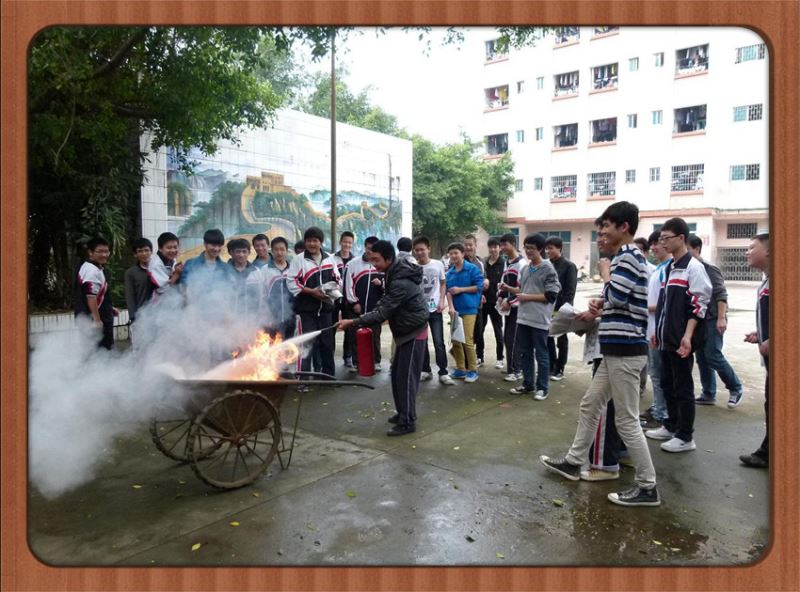 学生使用灭火器